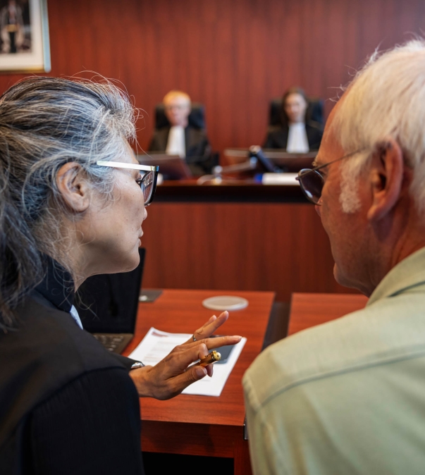 Vertrouwelijkheid - advocaat met client in rechtszaal