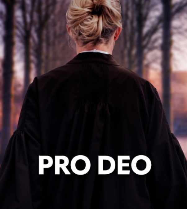 Advocaat op de rug met letters Pro Deo ervoor