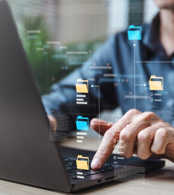 Man achter laptop met documenten in beeld