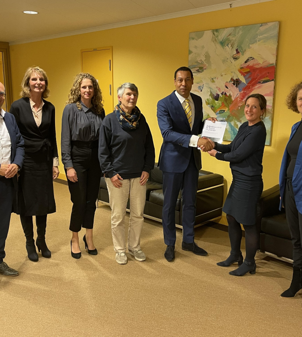 Overhandiging evaluatierapport door leden RATZ-commissie aan minister Weerwind 