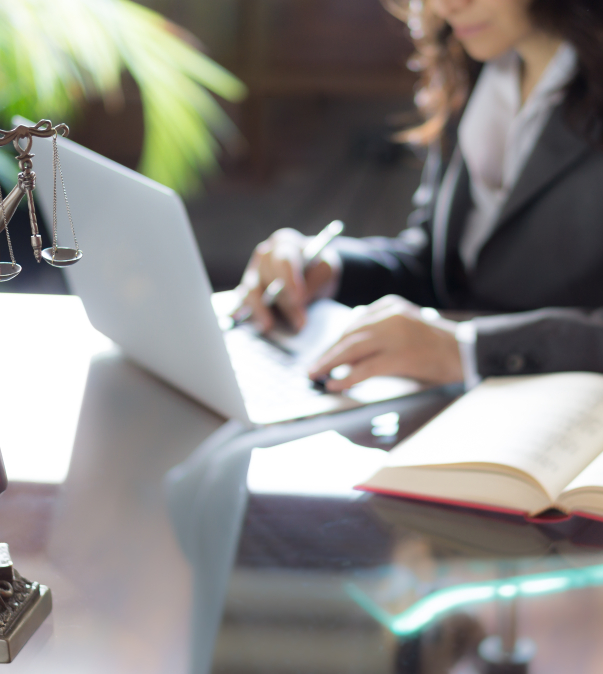 Advocaat weegschaal iStock-695204372