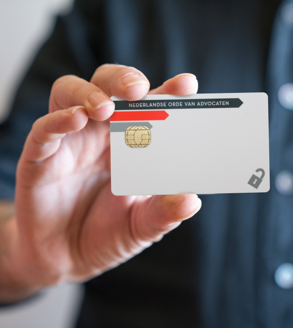 Advocatenpas in de hand