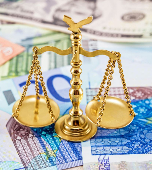 Euro bankbiljetten met daarop een gouden weegschaal