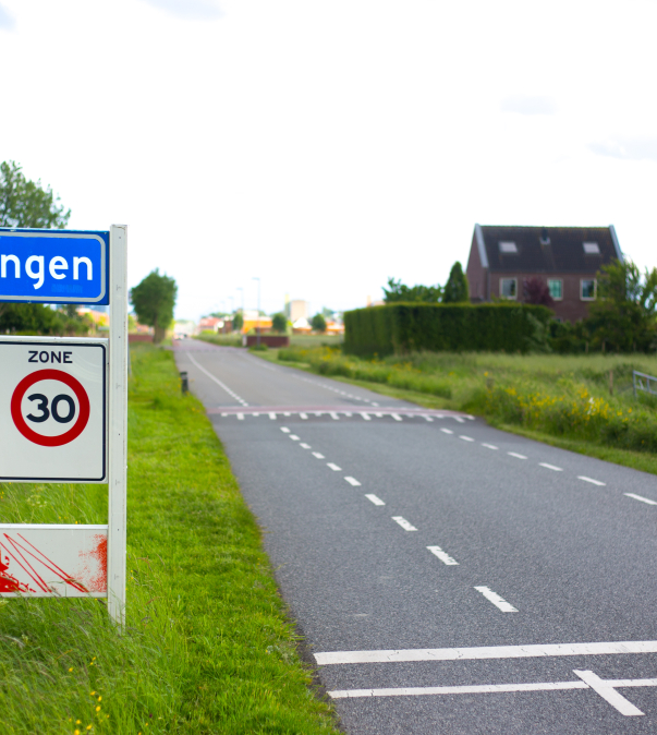 Verkeersbord Groningen.weiland.huizen.iStock-1162336578