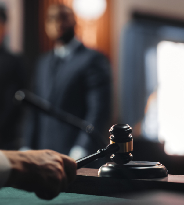 Hand rechter slaat met hamer op blok, in de achtergrond verdacht met advocaatock-1346156698